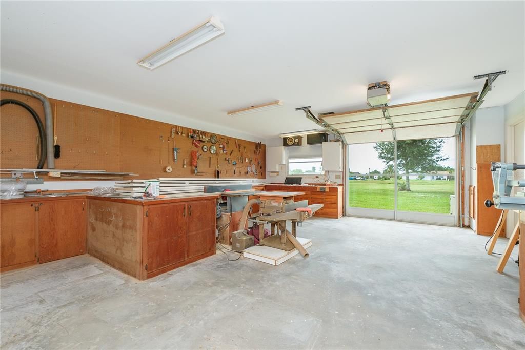 For Sale: $380,000 (4 beds, 2 baths, 2520 Square Feet)