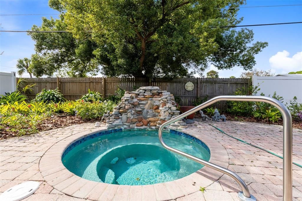 For Sale: $350,000 (4 beds, 2 baths, 1992 Square Feet)
