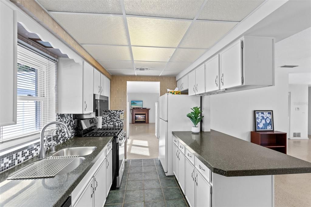 For Sale: $350,000 (4 beds, 2 baths, 1992 Square Feet)