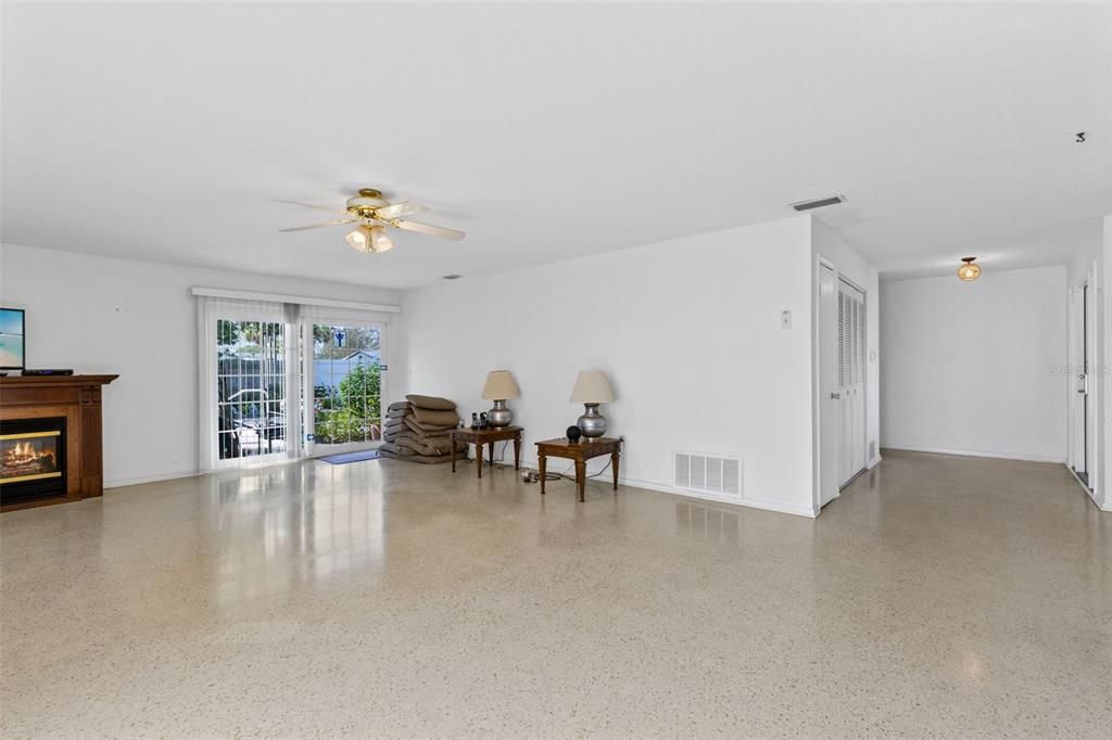 For Sale: $350,000 (4 beds, 2 baths, 1992 Square Feet)