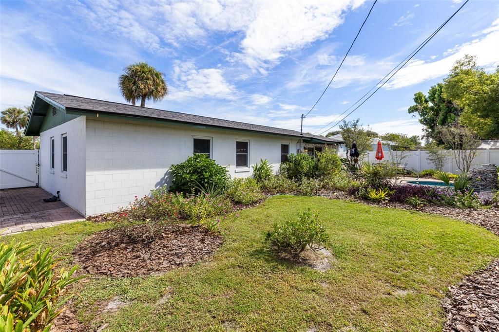 For Sale: $350,000 (4 beds, 2 baths, 1992 Square Feet)