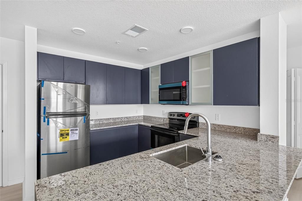 For Sale: $305,000 (2 beds, 2 baths, 1023 Square Feet)