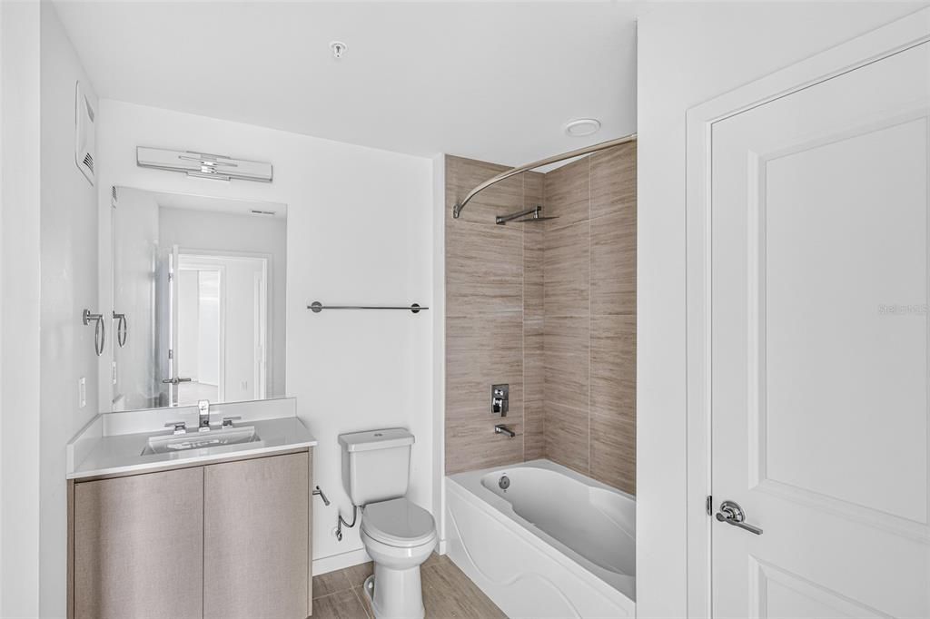 For Sale: $305,000 (2 beds, 2 baths, 1023 Square Feet)