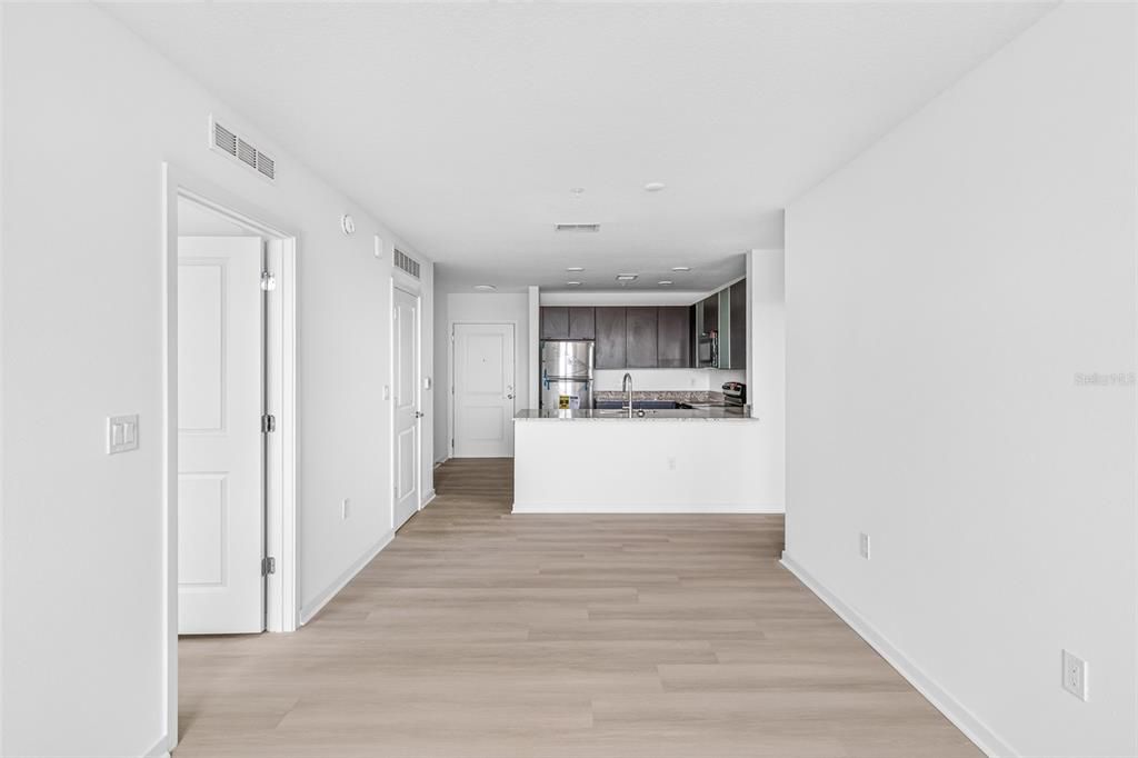 For Sale: $305,000 (2 beds, 2 baths, 1023 Square Feet)