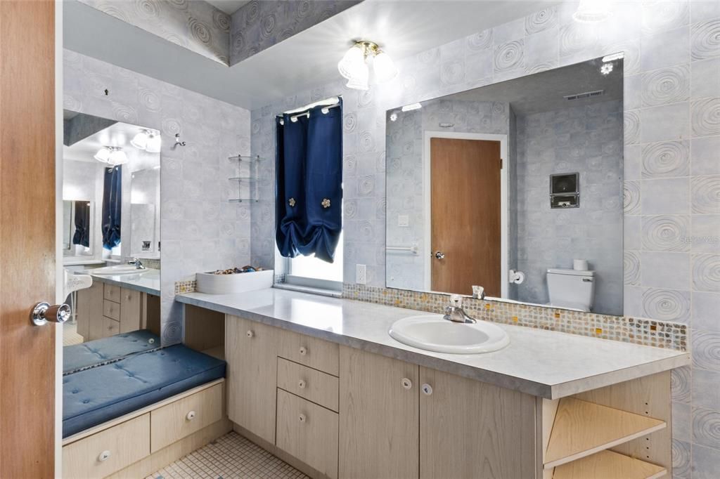 For Sale: $340,000 (2 beds, 2 baths, 1309 Square Feet)
