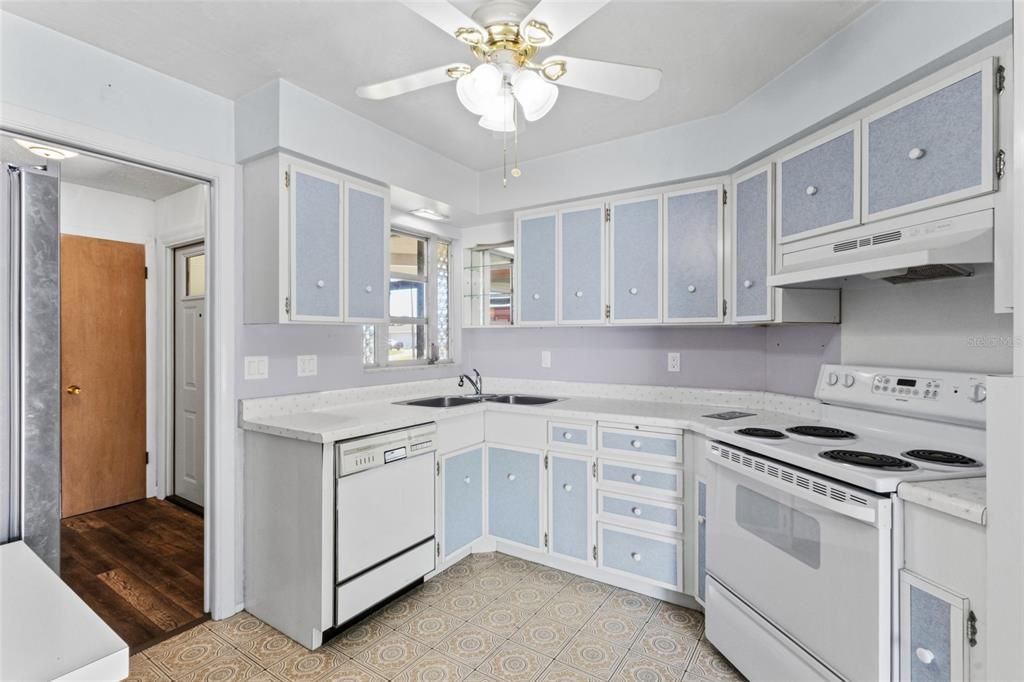 For Sale: $340,000 (2 beds, 2 baths, 1309 Square Feet)