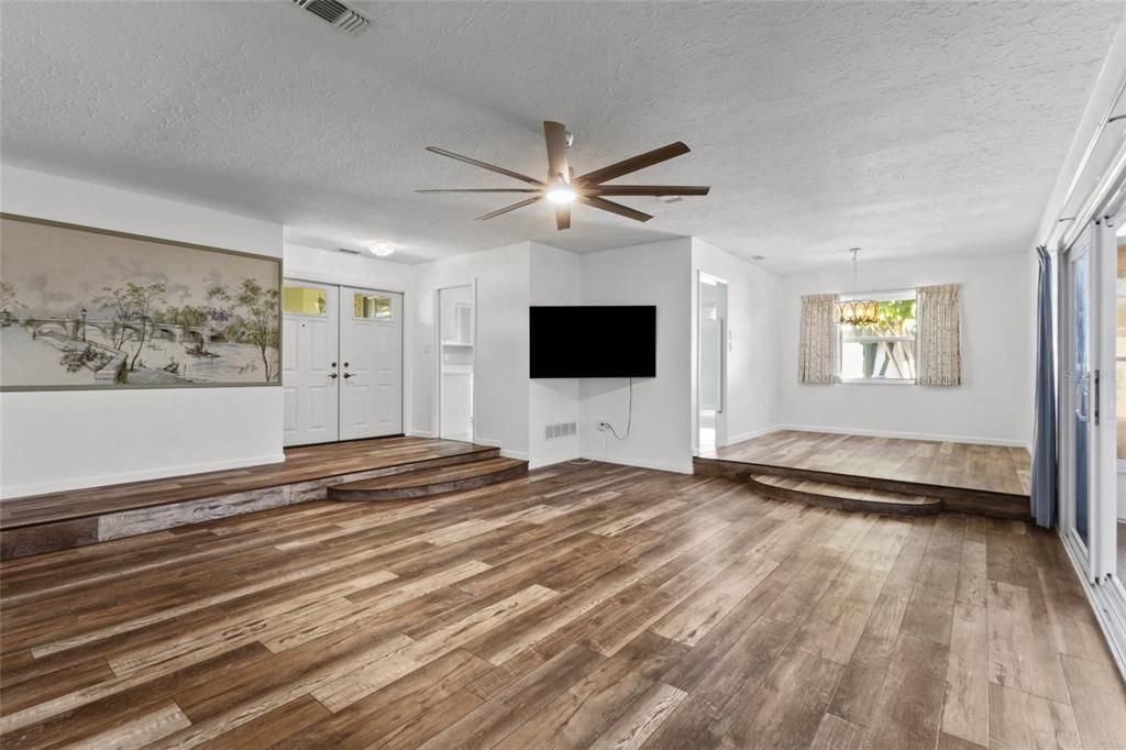 For Sale: $340,000 (2 beds, 2 baths, 1309 Square Feet)