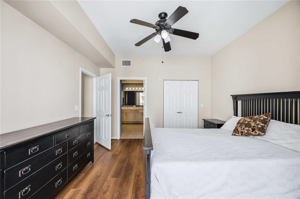 For Sale: $394,900 (2 beds, 2 baths, 1084 Square Feet)