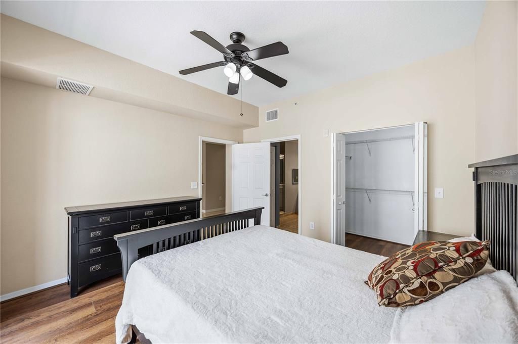 For Sale: $394,900 (2 beds, 2 baths, 1084 Square Feet)