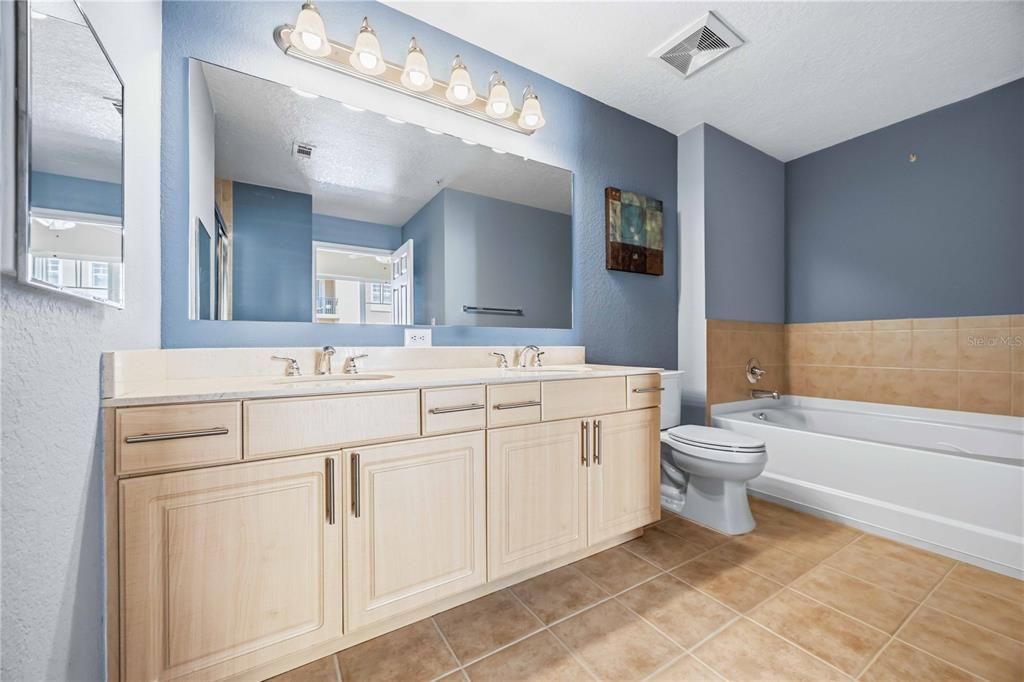For Sale: $394,900 (2 beds, 2 baths, 1084 Square Feet)