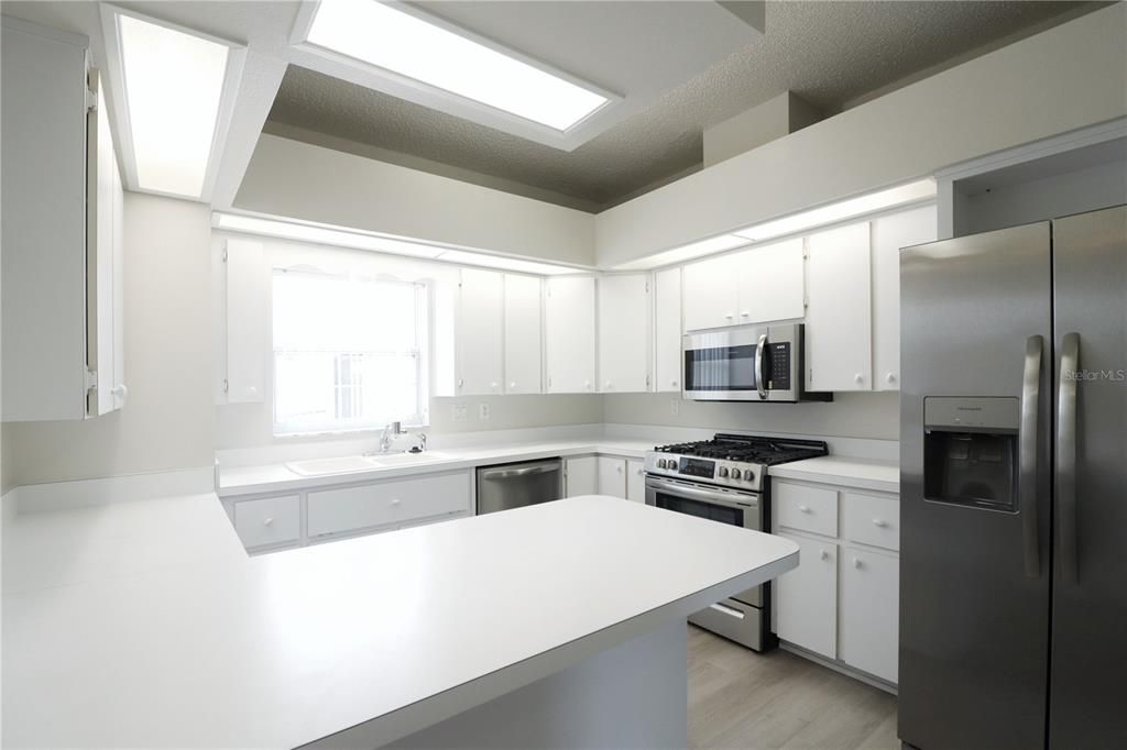 For Rent: $2,100 (2 beds, 2 baths, 1571 Square Feet)