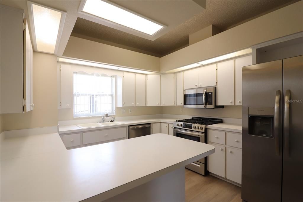 For Rent: $2,100 (2 beds, 2 baths, 1571 Square Feet)
