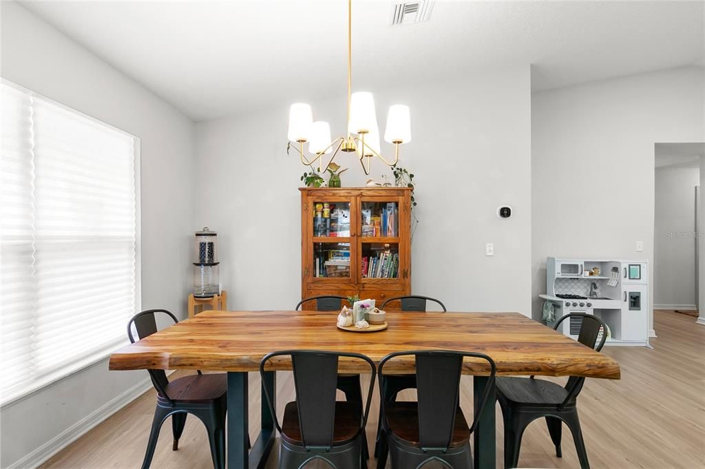For Sale: $389,000 (3 beds, 2 baths, 1462 Square Feet)