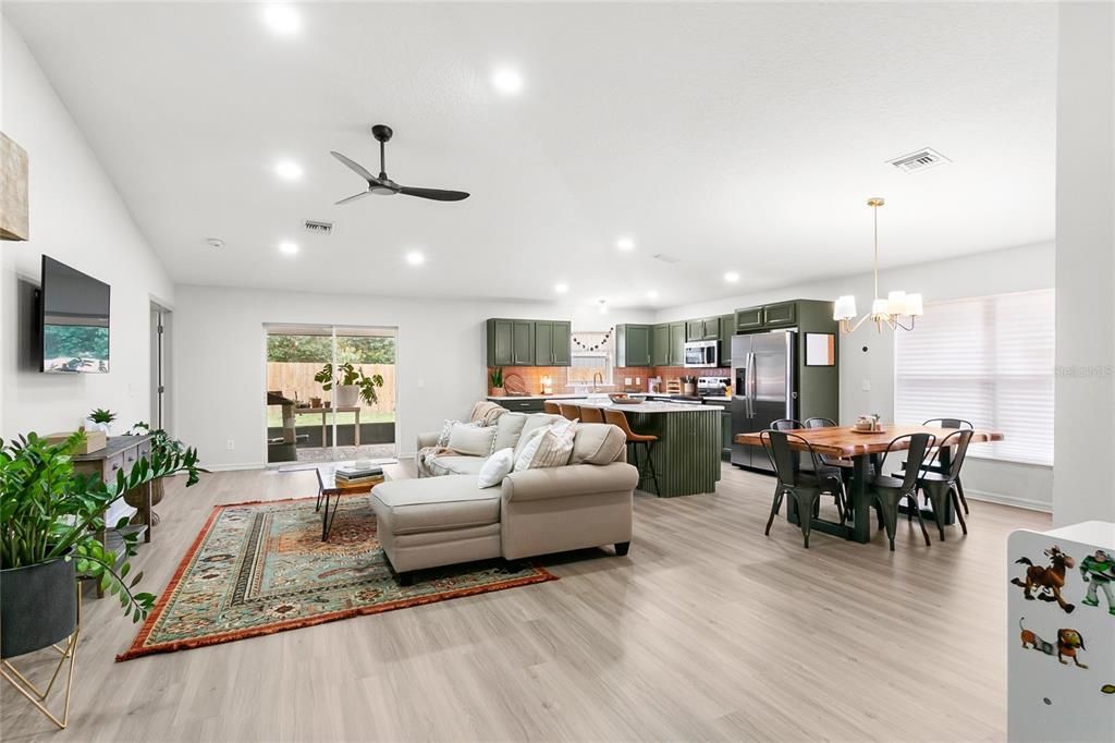 For Sale: $389,000 (3 beds, 2 baths, 1462 Square Feet)