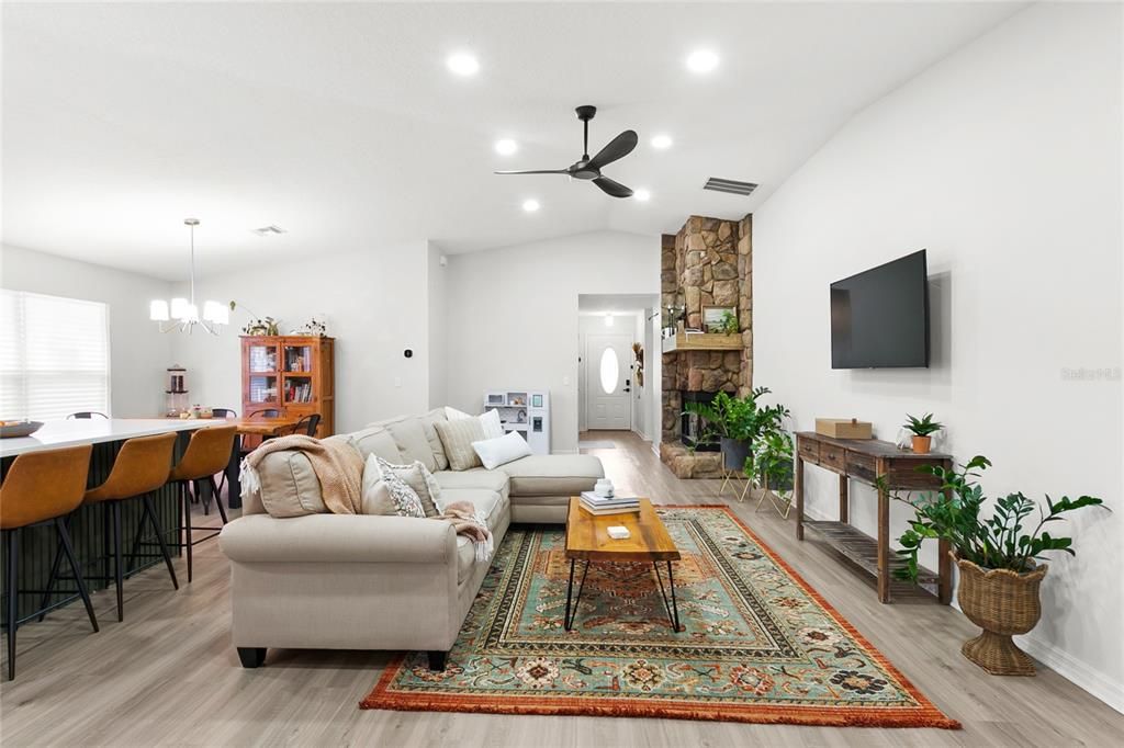 For Sale: $389,000 (3 beds, 2 baths, 1462 Square Feet)