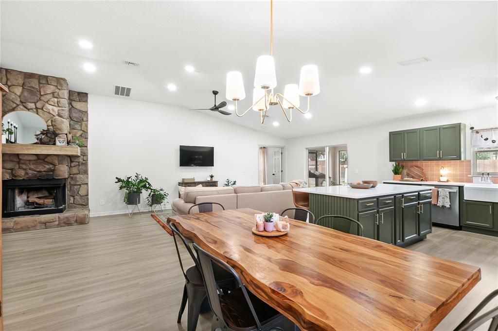 For Sale: $389,000 (3 beds, 2 baths, 1462 Square Feet)