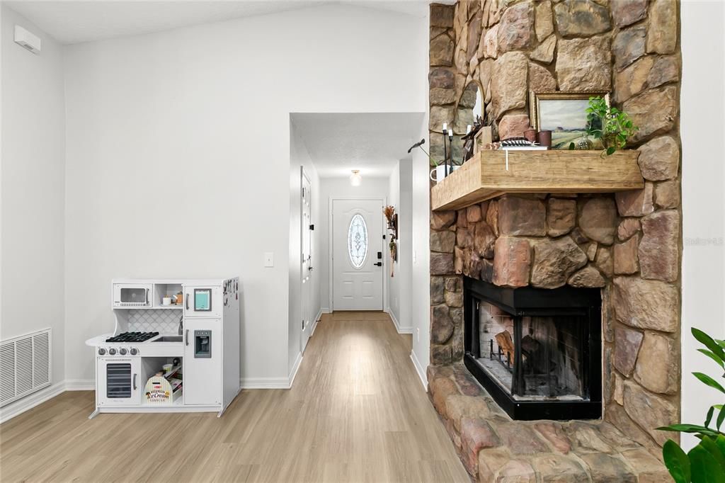 For Sale: $389,000 (3 beds, 2 baths, 1462 Square Feet)