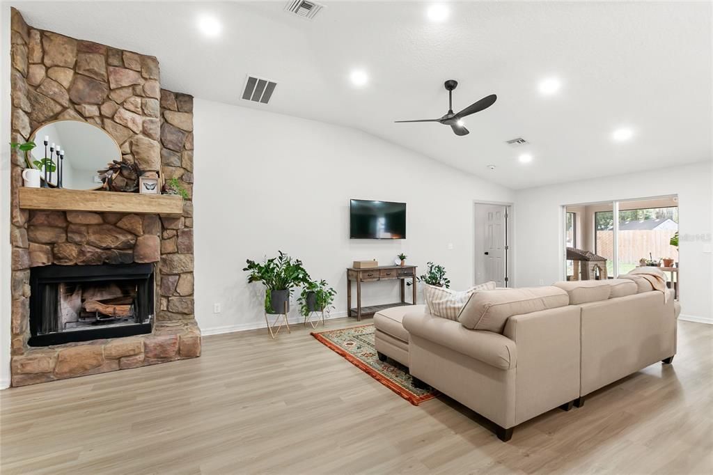 For Sale: $389,000 (3 beds, 2 baths, 1462 Square Feet)