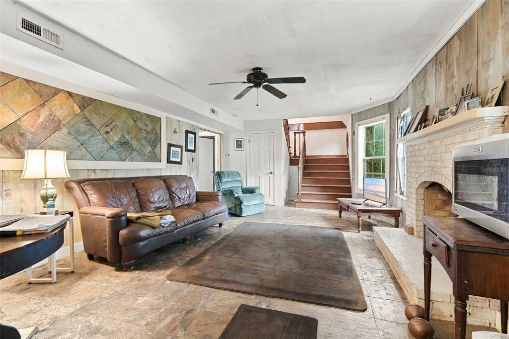 En Venta: $310,000 (3 camas, 2 baños, 2600 Pies cuadrados)