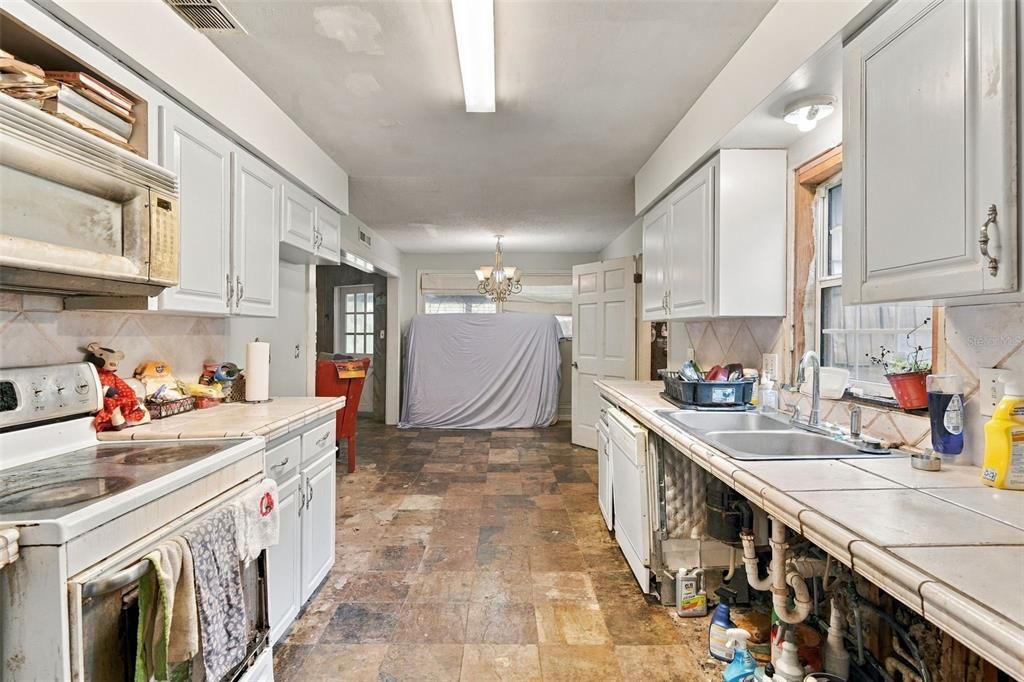 En Venta: $310,000 (3 camas, 2 baños, 2600 Pies cuadrados)