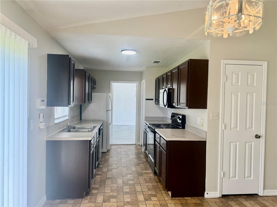 For Rent: $1,950 (3 beds, 2 baths, 1132 Square Feet)
