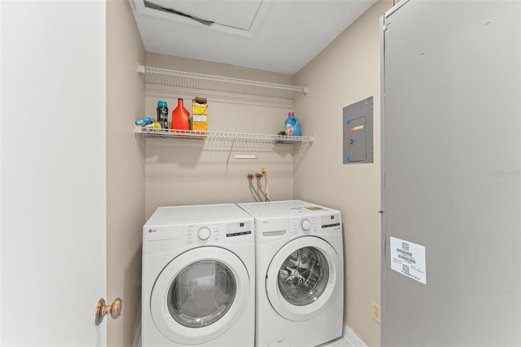 For Sale: $270,000 (2 beds, 2 baths, 1031 Square Feet)