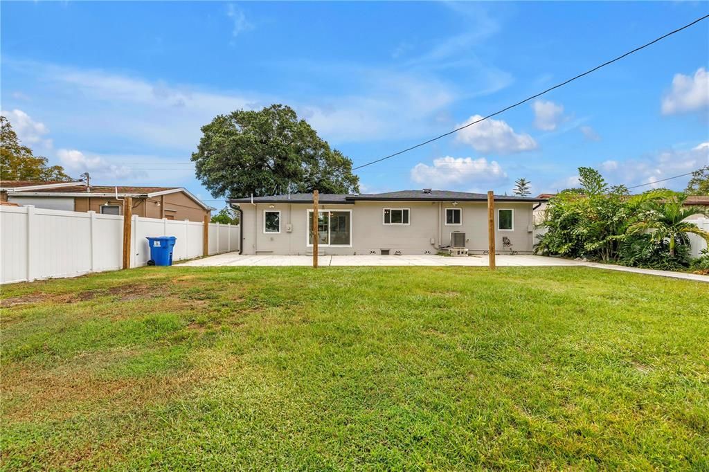 Active With Contract: $2,500 (2 beds, 1 baths, 948 Square Feet)