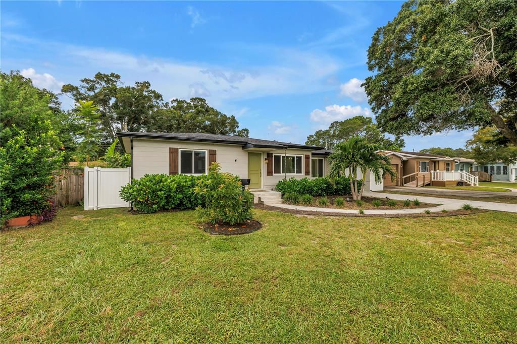 Active With Contract: $2,500 (2 beds, 1 baths, 948 Square Feet)