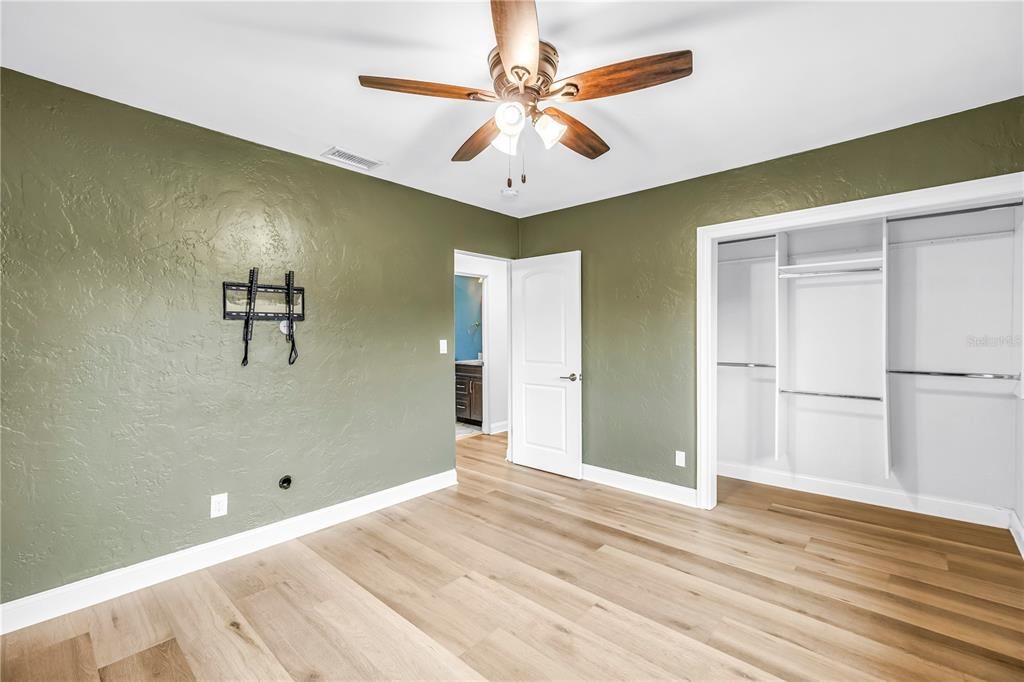 Active With Contract: $2,500 (2 beds, 1 baths, 948 Square Feet)