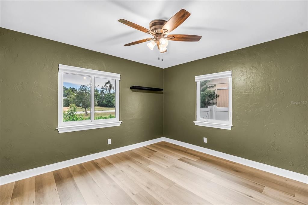 Active With Contract: $2,500 (2 beds, 1 baths, 948 Square Feet)