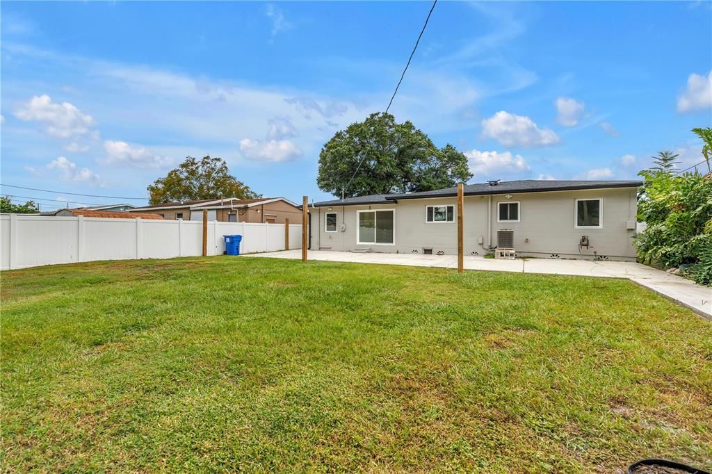 Active With Contract: $2,500 (2 beds, 1 baths, 948 Square Feet)