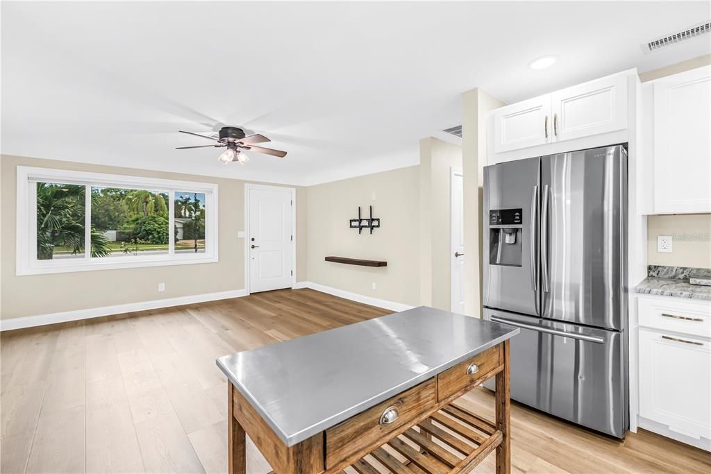 Active With Contract: $2,500 (2 beds, 1 baths, 948 Square Feet)