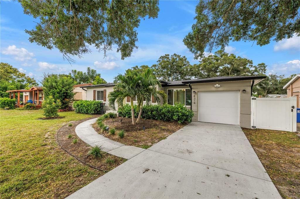 Active With Contract: $2,500 (2 beds, 1 baths, 948 Square Feet)