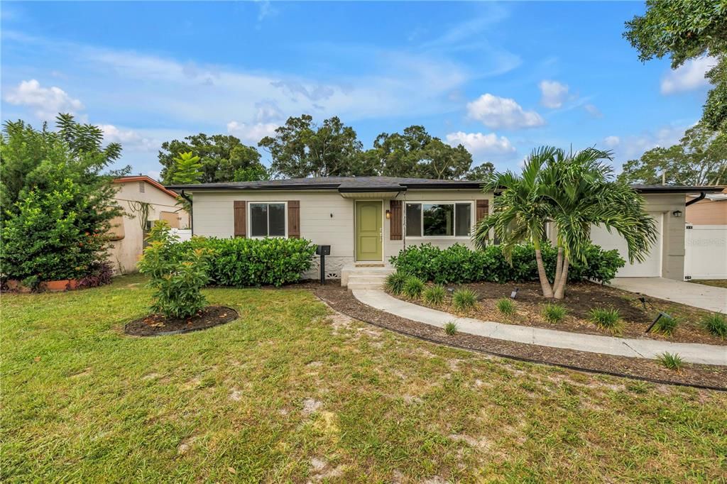 Active With Contract: $2,500 (2 beds, 1 baths, 948 Square Feet)