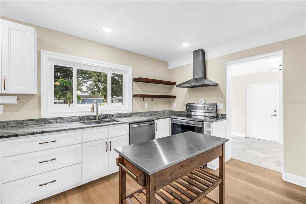 Active With Contract: $2,500 (2 beds, 1 baths, 948 Square Feet)