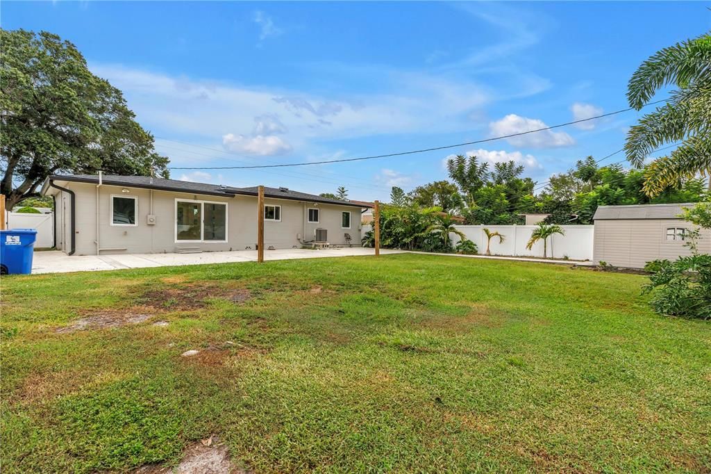 Active With Contract: $2,500 (2 beds, 1 baths, 948 Square Feet)
