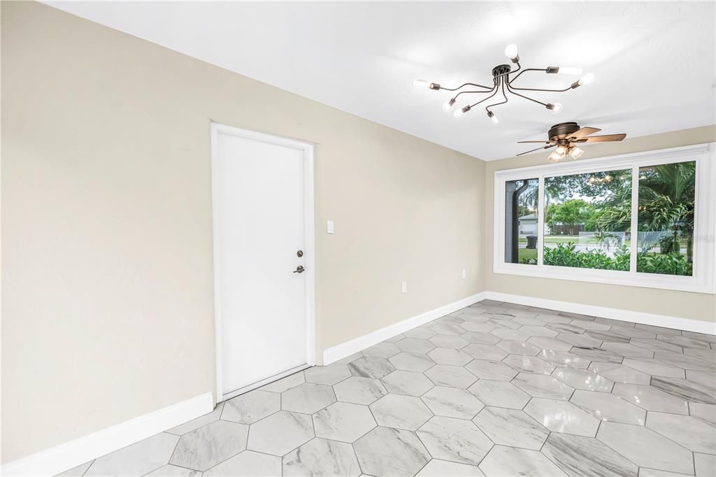 Active With Contract: $2,500 (2 beds, 1 baths, 948 Square Feet)