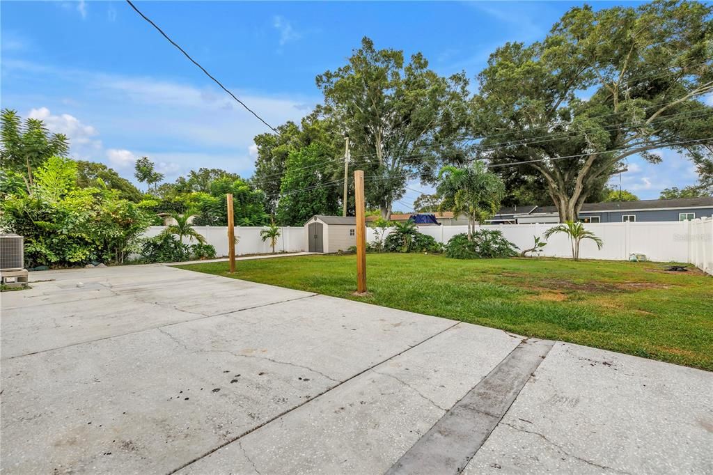 Active With Contract: $2,500 (2 beds, 1 baths, 948 Square Feet)