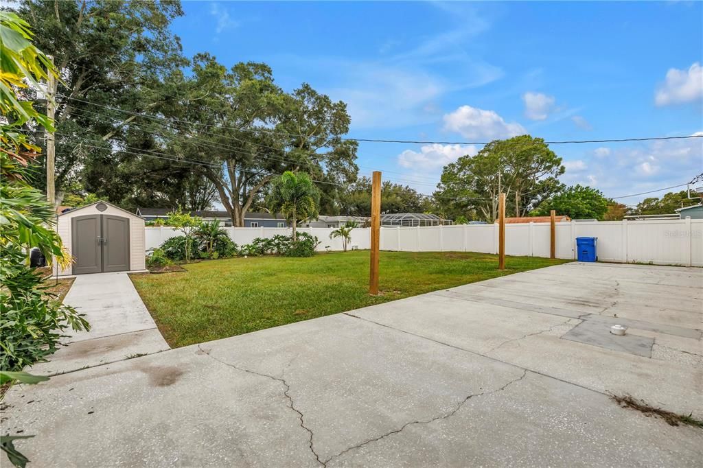 Active With Contract: $2,500 (2 beds, 1 baths, 948 Square Feet)