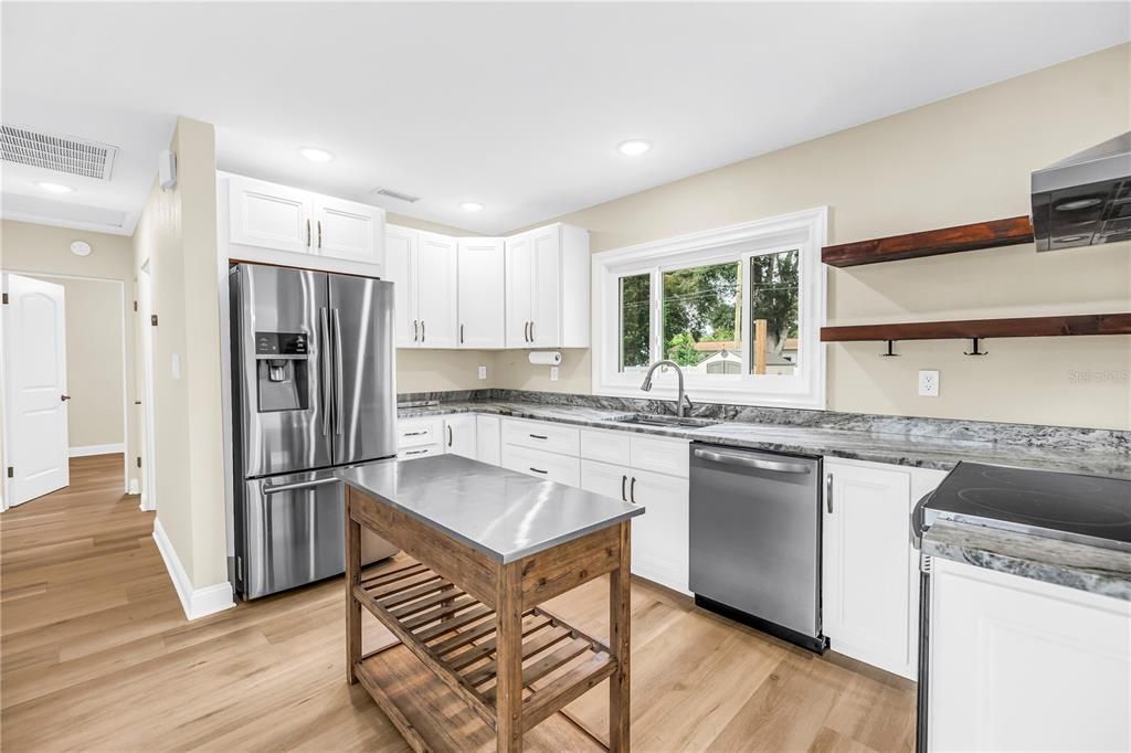 Active With Contract: $2,500 (2 beds, 1 baths, 948 Square Feet)