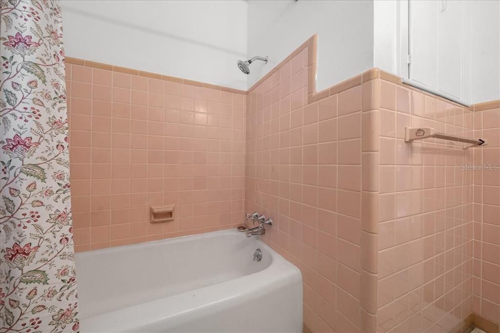 For Sale: $249,400 (3 beds, 1 baths, 1340 Square Feet)