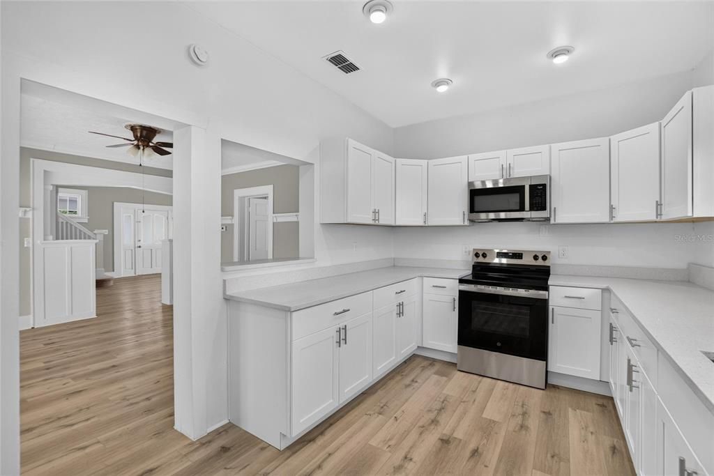 На продажу: $349,000 (4 спален, 2 ванн, 2176 Квадратных фут)