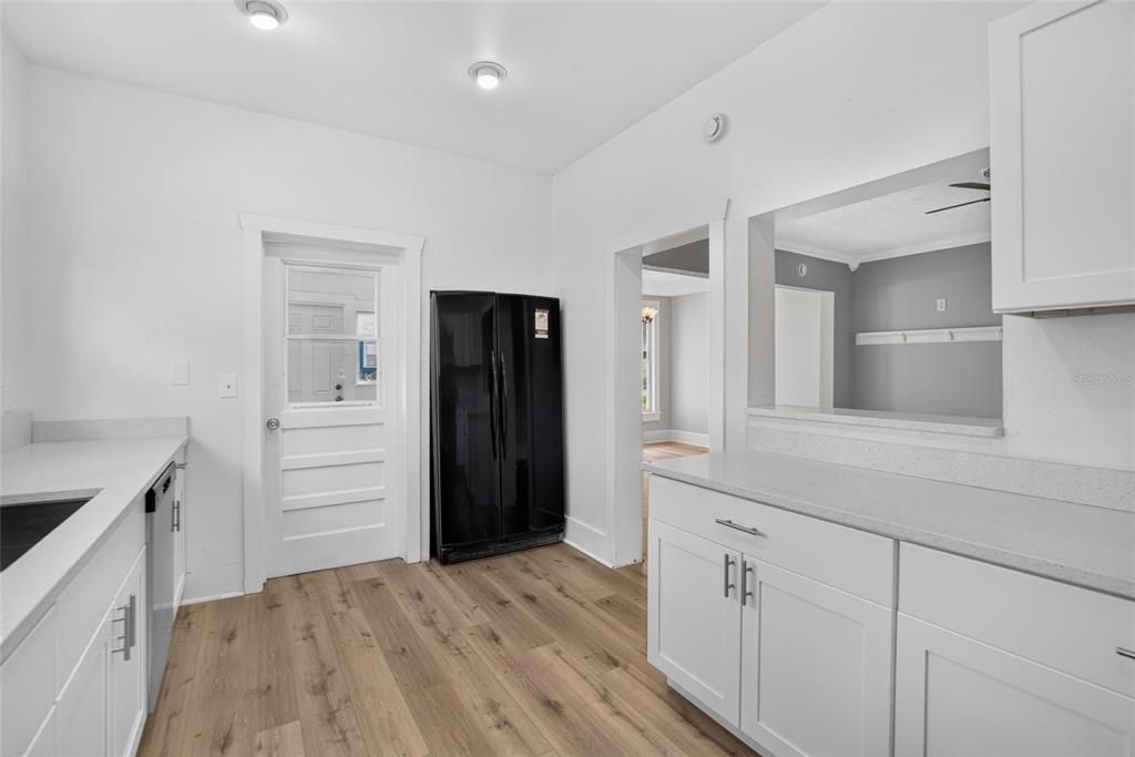 На продажу: $349,000 (4 спален, 2 ванн, 2176 Квадратных фут)