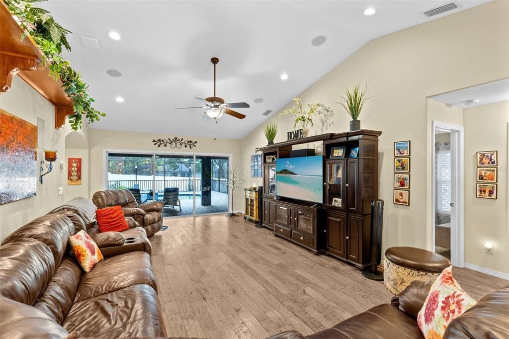 En Venta: $875,000 (3 camas, 3 baños, 2807 Pies cuadrados)