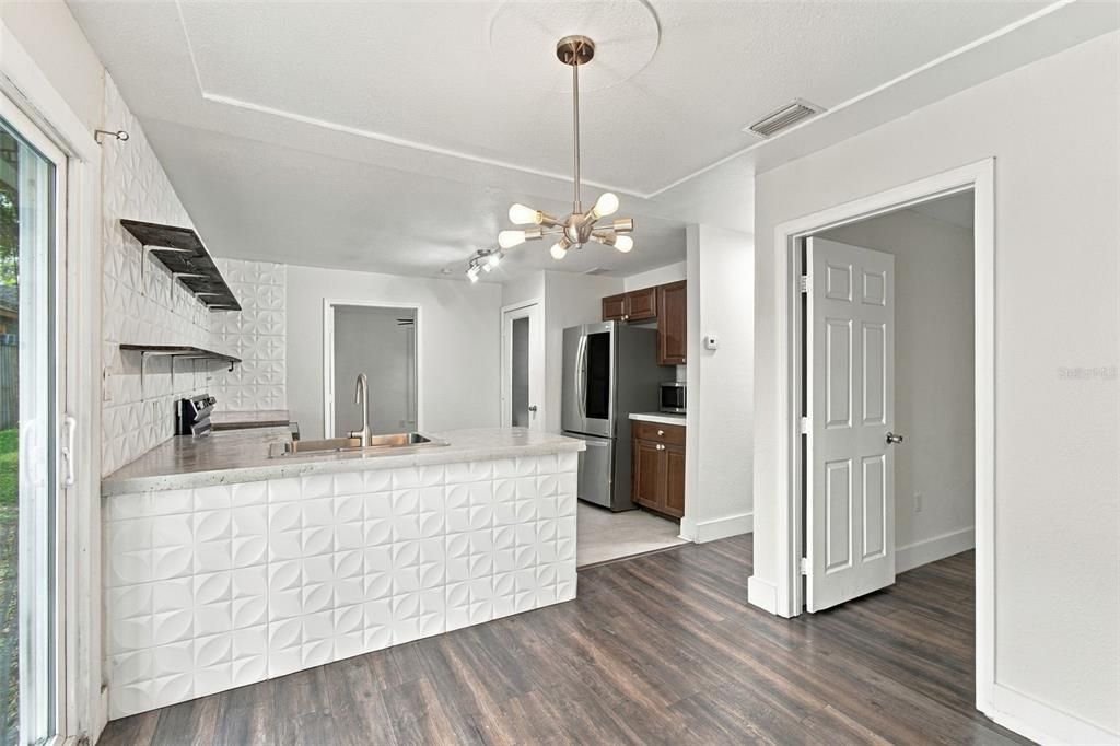 For Sale: $315,000 (3 beds, 2 baths, 984 Square Feet)