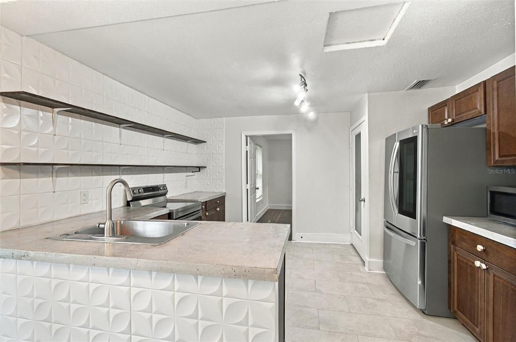 For Sale: $315,000 (3 beds, 2 baths, 984 Square Feet)