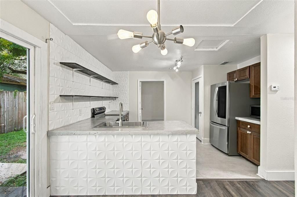 For Sale: $315,000 (3 beds, 2 baths, 984 Square Feet)