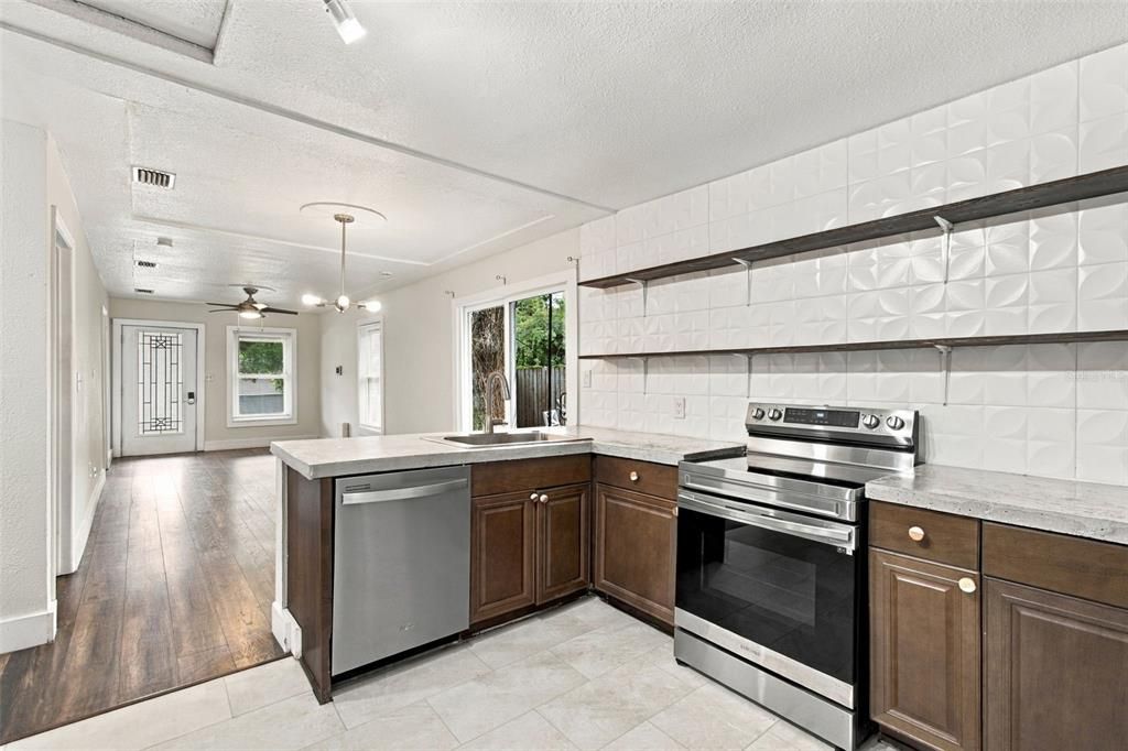 For Sale: $315,000 (3 beds, 2 baths, 984 Square Feet)
