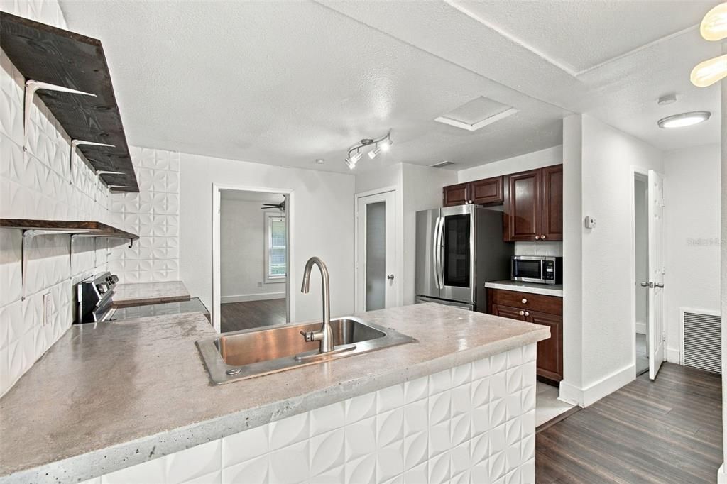 For Sale: $315,000 (3 beds, 2 baths, 984 Square Feet)