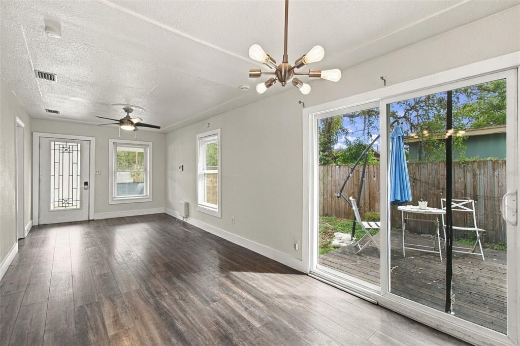 For Sale: $315,000 (3 beds, 2 baths, 984 Square Feet)